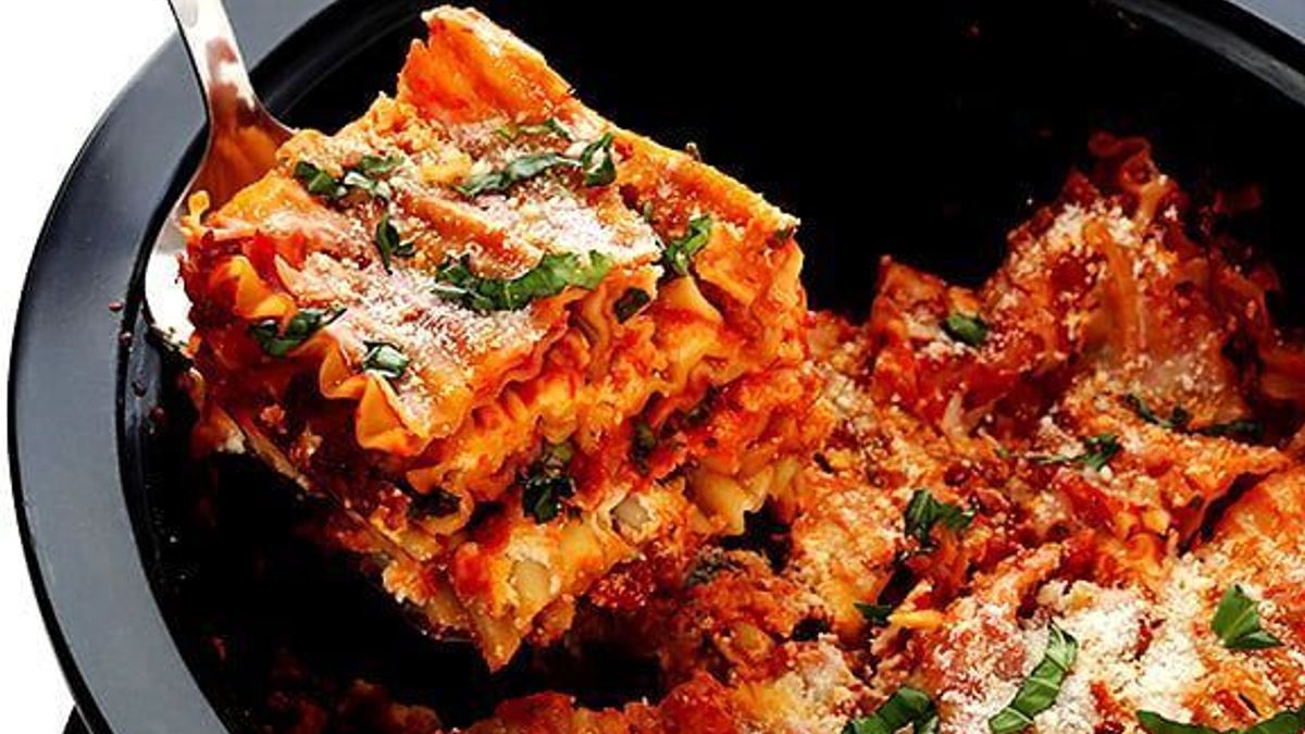 This Slow Cooker Lasagna recipe is easy to make in the crock pot, it takes just minutes to prep, and you can customize it with all of your favorite ingredients. | gimmesomeoven.com